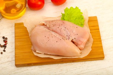 Biber yemek pişirmek için hazır çiğ tavuk göğsü