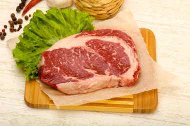 Kaburga ham eti ahşap arka plan üzerinde yemek pişirmek için hazır