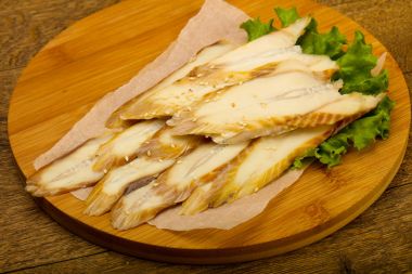 Yılan balığı sashimi ahşap arka plan üzerinde kurulu