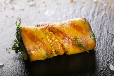 Doldurulmuş patlıcan ahşap arka plan üzerinde rulo