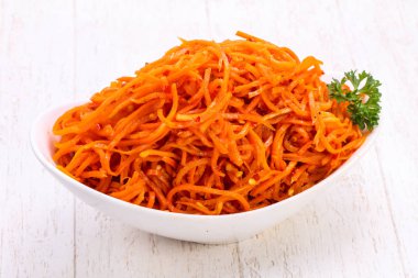 Kabın içinde çekilen havuç yığın