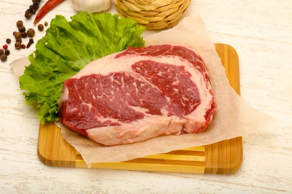 Costoletta Bistecca Cruda Pronto Cottura Sfondo Legno — Foto Stock