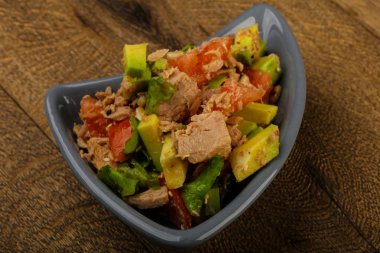 Domates soslu ton balığı ve avokado salatası.