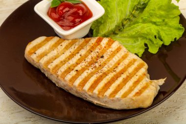 Baharatlar ve sos ızgara hindi biftek