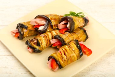Jambon, peynir ve biber dolması patlıcan
