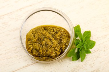 Fesleğenli pesto sos kasede bırakır