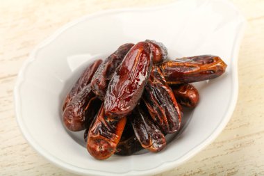 Meyve kabında tatlı hurmalar.