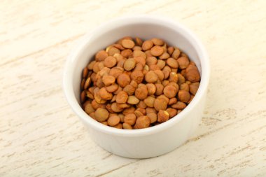 Yemek pişirmek için hazır kapta çiğ mercimek