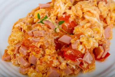 Scramble sosis ve domates ile