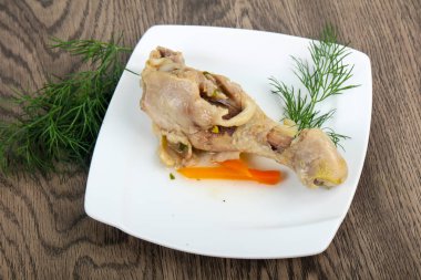 Dereotu servis haşlanmış tavuk budu