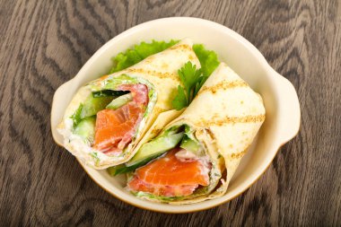 Somon ekmek rulo peynir ile