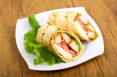 Tavuk ekmek rulo salata yaprakları ile