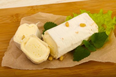 Sedir fıstıklı Brie peynirli rulo