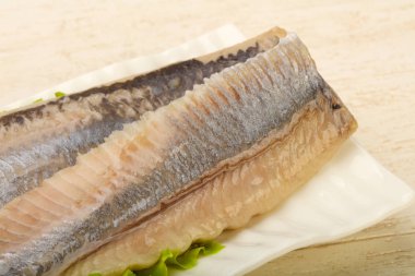 Ringa balığı filetosu salata üzerine bırakır - hazır yemek için