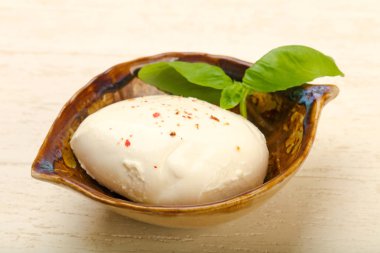 Fesleğen yaprakları ile Mozzarella peyniri