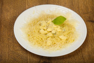 mavi peynir ve fesleğen ile makarna