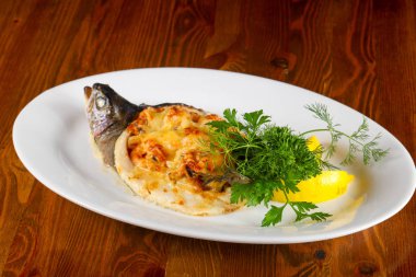 Peynir ile doldurulmuş alabalık