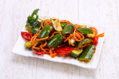 Yeşil salatalık turşusu yığın kabın içinde