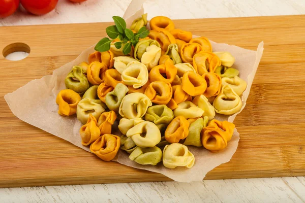 Tortellini Crudo Con Albahaca Listo Para Cocinar — Foto de Stock