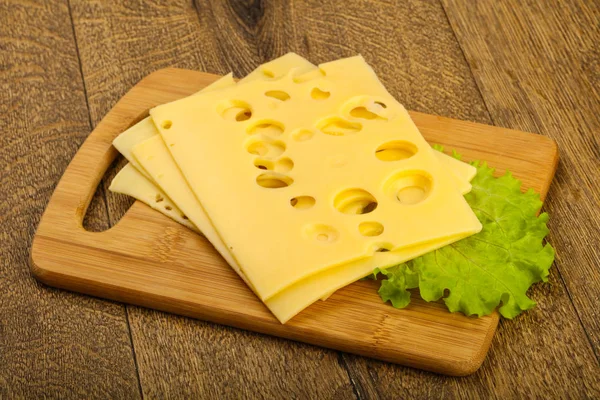 Queso Rodajas Con Hojas Ensalada Sobre Fondo Madera —  Fotos de Stock