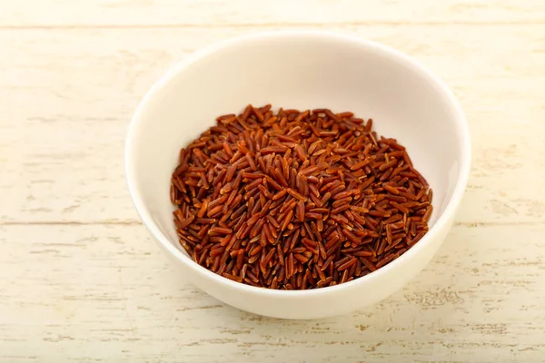 Kase Ahşap Arka Plan Üzerinde Ham Kahverengi Pirinç — Stok fotoğraf