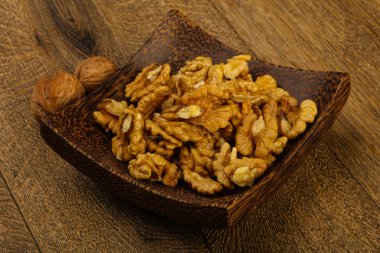 Kase üzerinde ahşap arka plan açık ceviz