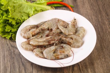 Ham Kral ahşap arka plan üzerinde yığın kase karides