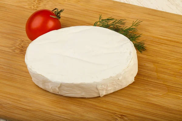 Queijo Camembert Sobre Fundo Madeira — Fotografia de Stock