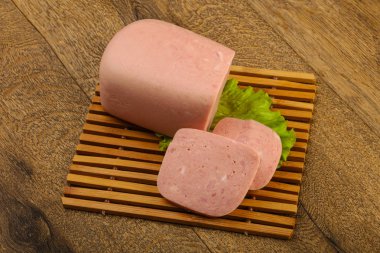 Jambon sosis salata üzerinde yemek için hazır bırakır