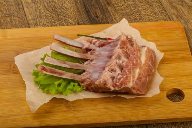 Ham kuzu kaburga ile biber yemek pişirmek için hazır