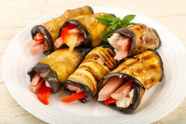 Jambon, peynir ve biber dolması patlıcan
