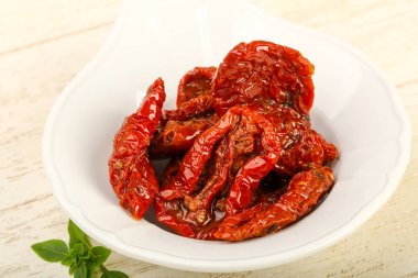 Fesleğen yapraklı kuru domates.