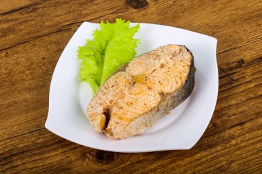 Ahşap arka plan üzerine kekik ile haşlanmış somon