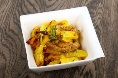 Patates kızartması ile servis domuz biberiye