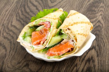 Ahşap arka plan üzerinde peynir ile Somon ekmek rulo