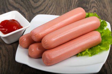 Salata ve ketçap ile sosis haşlama