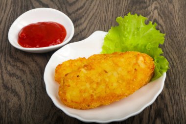 Ahşap arka plan üzerinde beyaz plaka üzerinde patates pancakes