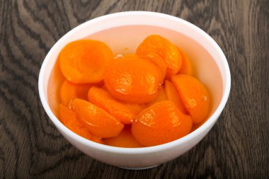 Nane yaprakları ile konserve kayısı