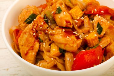 Udon ile tavuk ve susam