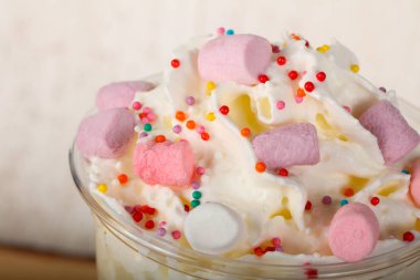 Cam Cappuccino krem ve hatmi ile 