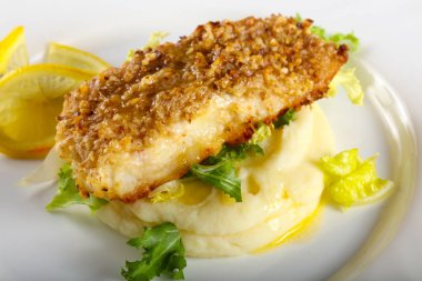 Pişmiş morina balığı patates püresi ile