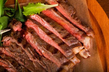 Ahşap arka plan üzerinde kan ile sığır eti biftek