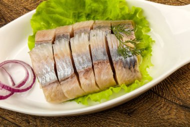 Ringa balığı filetosu dereotu ve soğan dilimlenmiş