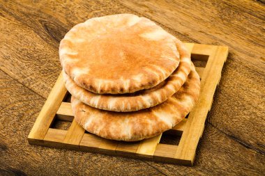 Pide ekmek yığın ahşap arka plan üzerinde