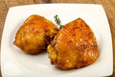 Kavrulmuş tavuk uyluk baharat ve soya sosu ile