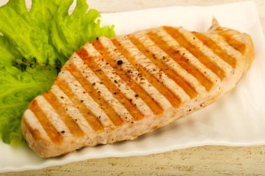 Baharatlar ve sos ızgara hindi biftek