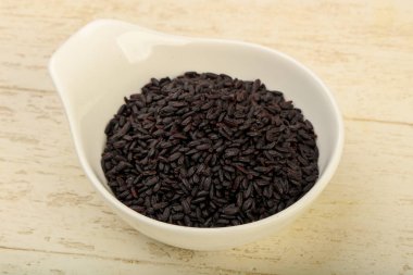 Kase ahşap arka plan üzerinde siyah yabani pirinç