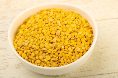 Sarı mercimek ahşap arka plan üzerinde yemek pişirmek için hazır