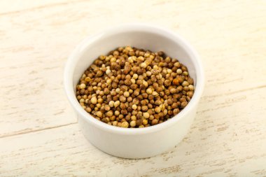 Kişniş tohumu yığın ahşap arka plan üzerinde