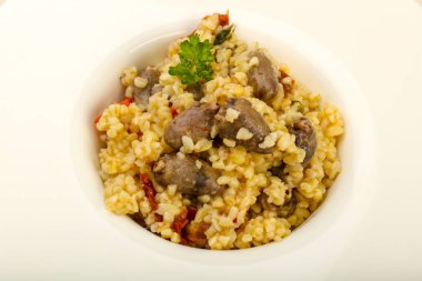 Tavuk kalbi ve kuru domatesli bulgur.